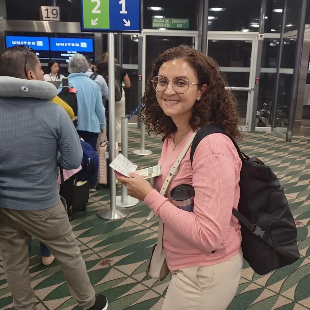 Noelia araya de paso por algun aeropuerto en su viaje a COREA DEL SUR